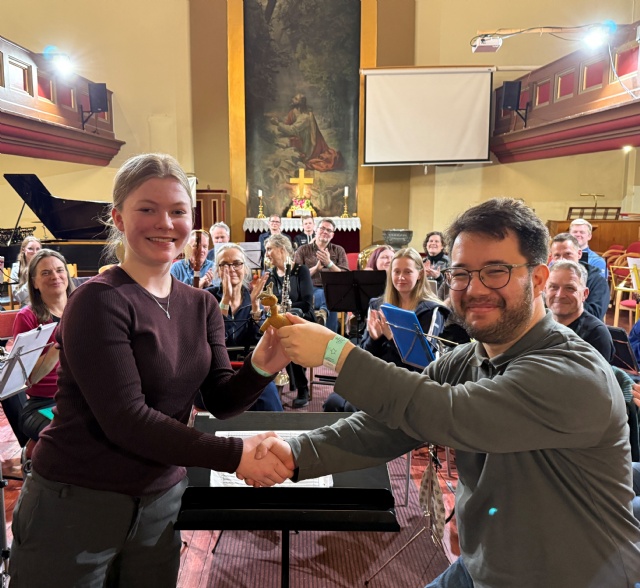 Korpsets yngste deltaker, Inga Benum, ble tildelt Vandrebamsen for 2026 av dirigent Aage Richard Meyer! Vi gratulerer!